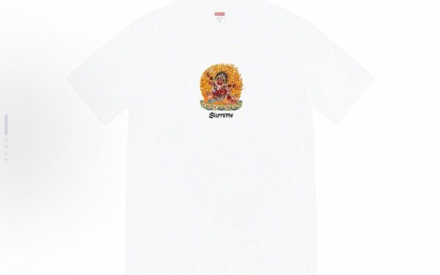 街歩きで使いやすいブランドアイテムのTシャツを写真で確認