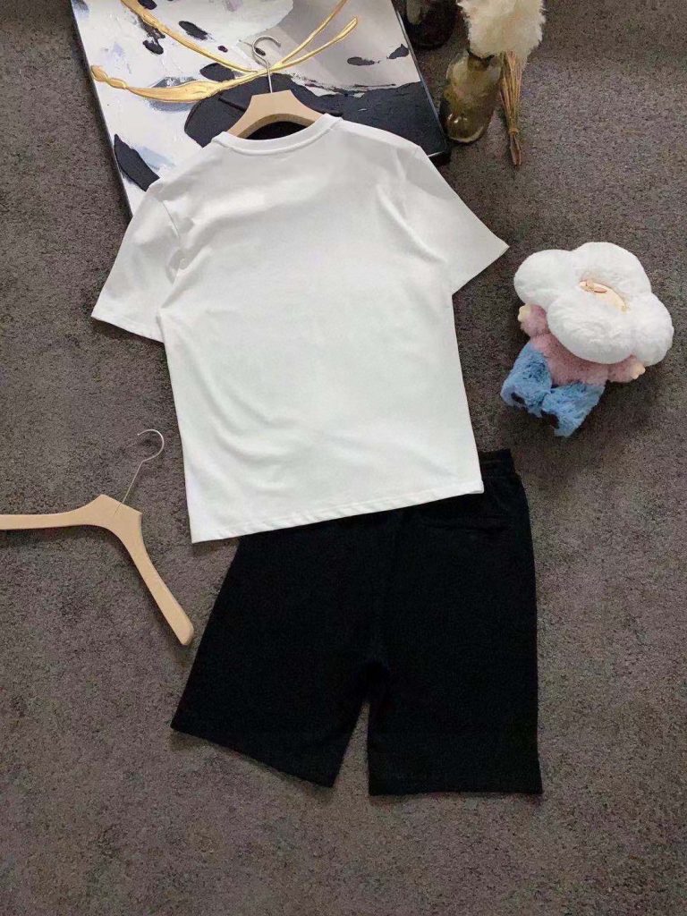Louis Vuitton LVセットアップ 上下2点セット ルイヴィトン 半袖Tシャツとショートパンツ 男性カジュアルウェア ロゴ ホワイト - 画像 5