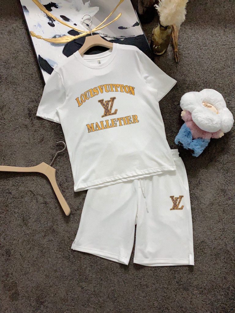 Louis Vuitton LVセットアップ 上下2点セット ルイヴィトン 半袖Tシャツとショートパンツ 男性カジュアルウェア ロゴ ホワイト - 画像 3