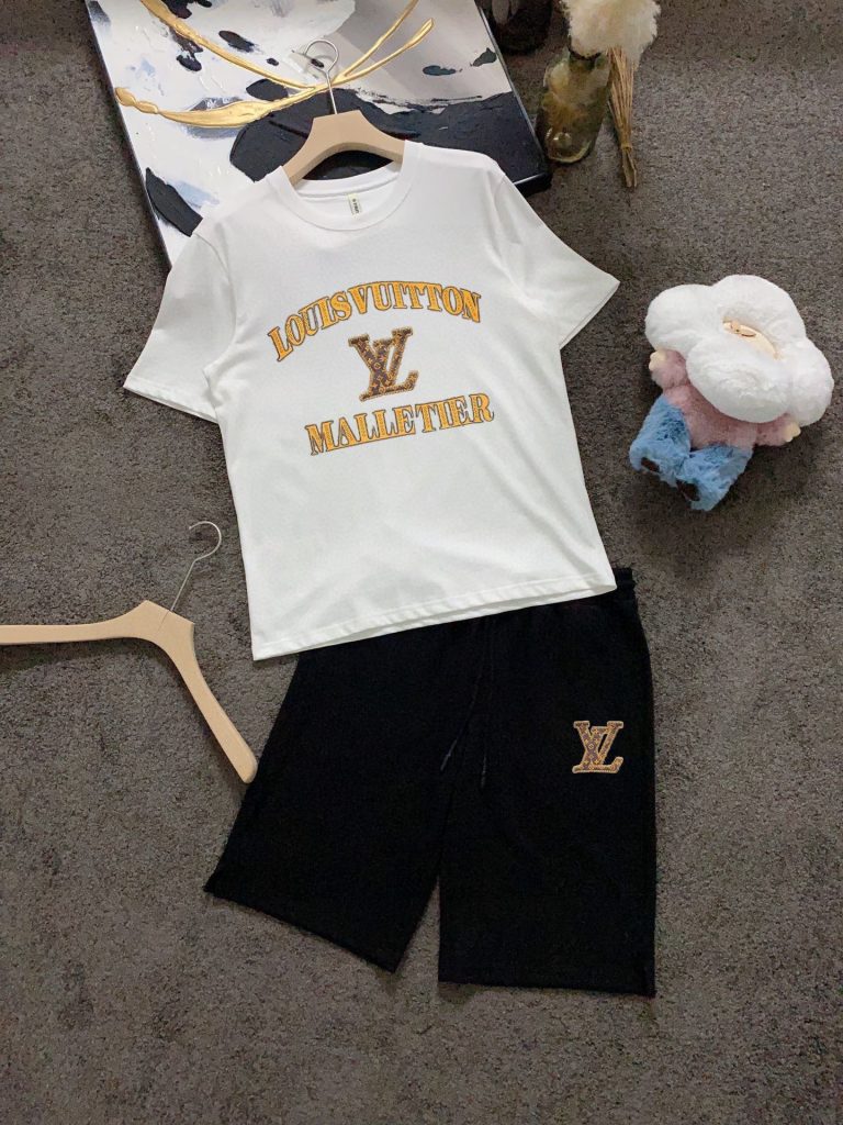 Louis Vuitton LVセットアップ 上下2点セット ルイヴィトン 半袖Tシャツとショートパンツ 男性カジュアルウェア ロゴ ホワイト - 画像 4