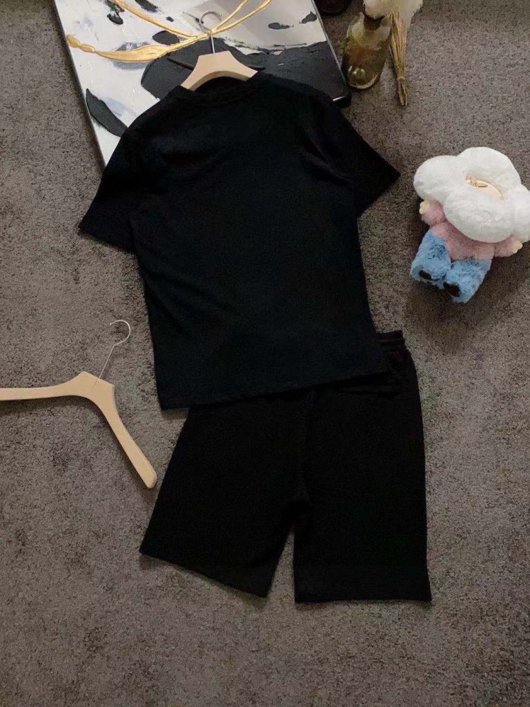 Louis Vuitton LVセットアップ 上下2点セット ルイヴィトン 半袖Tシャツとショートパンツ 男性カジュアルウェア ロゴ ホワイト - 画像 6
