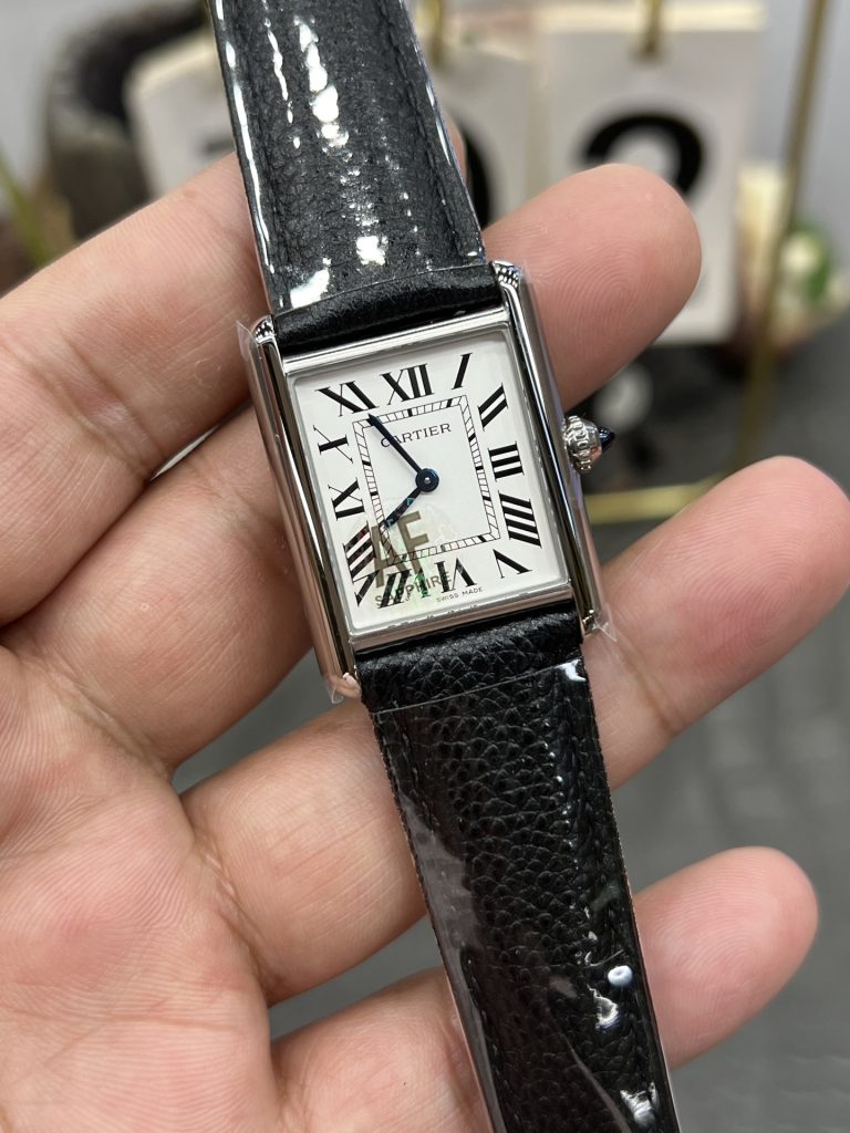 AF カルティエ 新タンクシリーズ 腕時計 レディース ラウンドケース ローマ数字 33.5mm ブラック - 画像 2