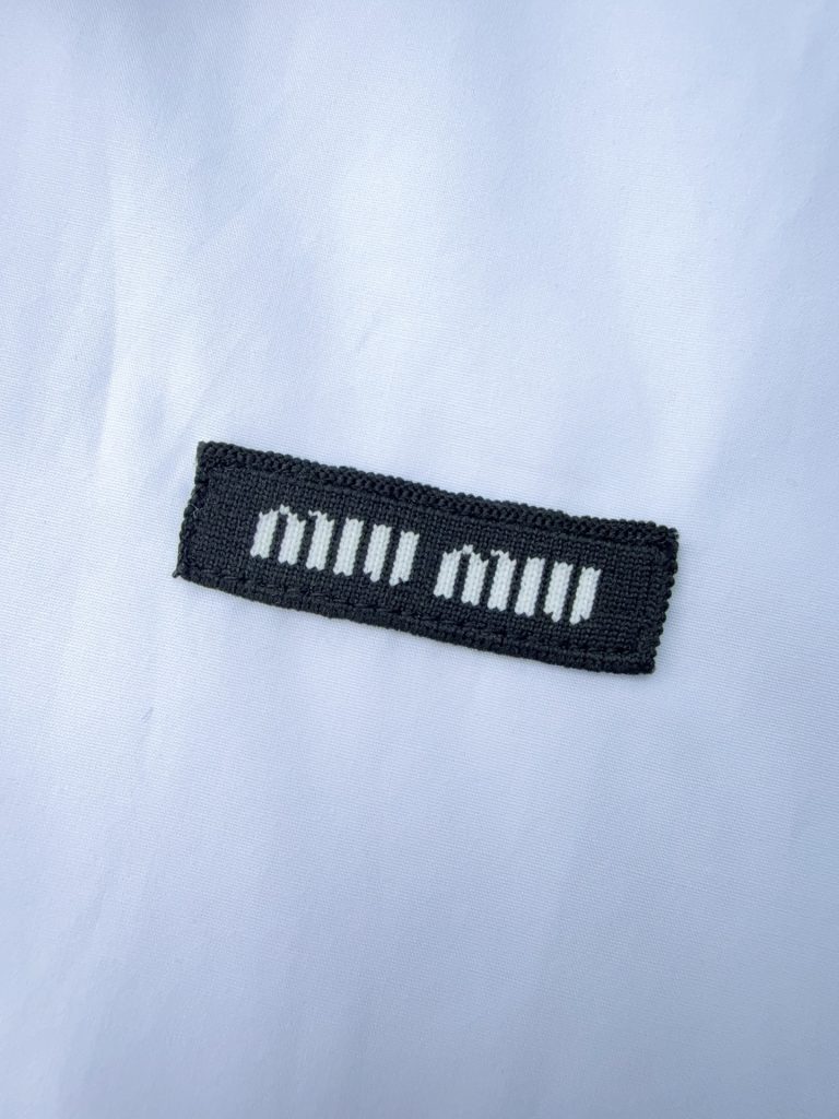 MIU MIU ミウミウ ファッション シャツ レディース フランス風リボン フリル襟 ロゴ刺繍 白 - 画像 4