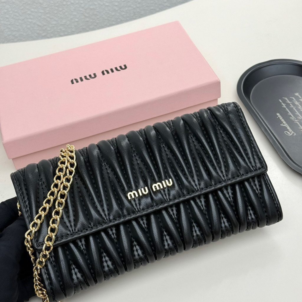 MIU MIU ミウミウ ミニ財布 本革仕様 チェーン付き 黒 - 画像 2