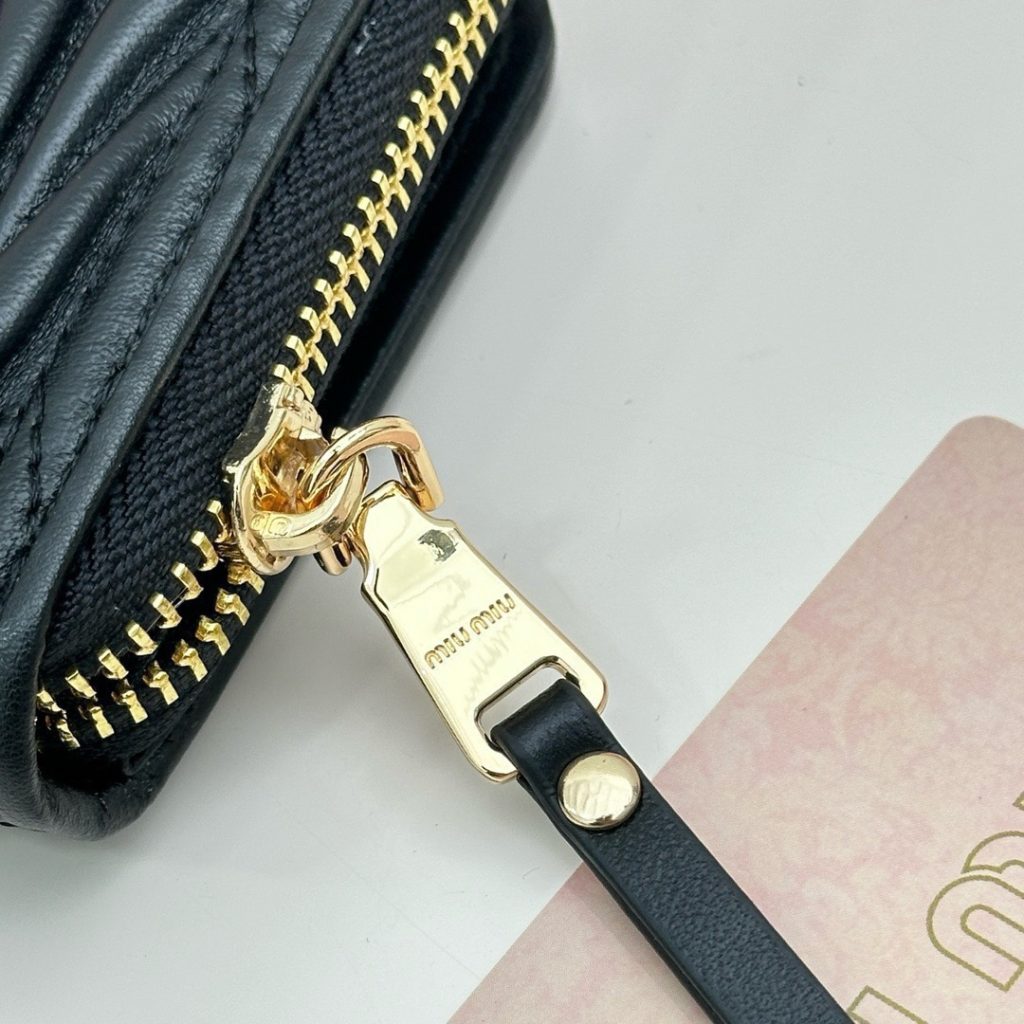 Miu Miu ミュウミュ 三つ折り財布 ミニウォレット 黒 ピンク ブルー 全3色 - 画像 7