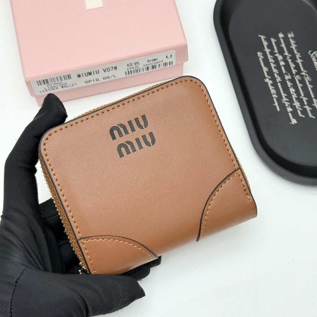 MIUMIU ミウミウ コンパクト財布 ミュウミュウ V07# 黒・茶・コーヒー色 - 画像 2