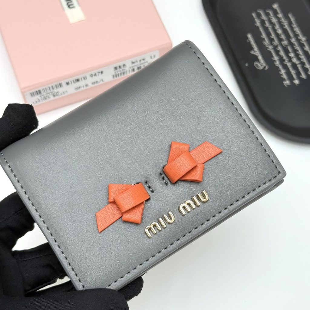 MIU MIU ミウミウ 財布 ミウミウ947 本革仕様 ファスナー 2つ折り 全4色展開 - 画像 2
