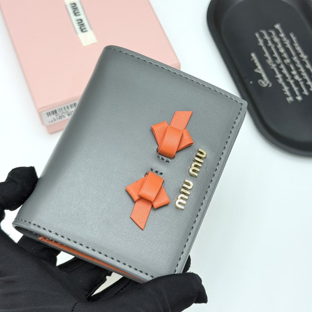 MIU MIU ミウミウ 財布 ミウミウ947 本革仕様 ファスナー 2つ折り 全4色展開 - 画像 3