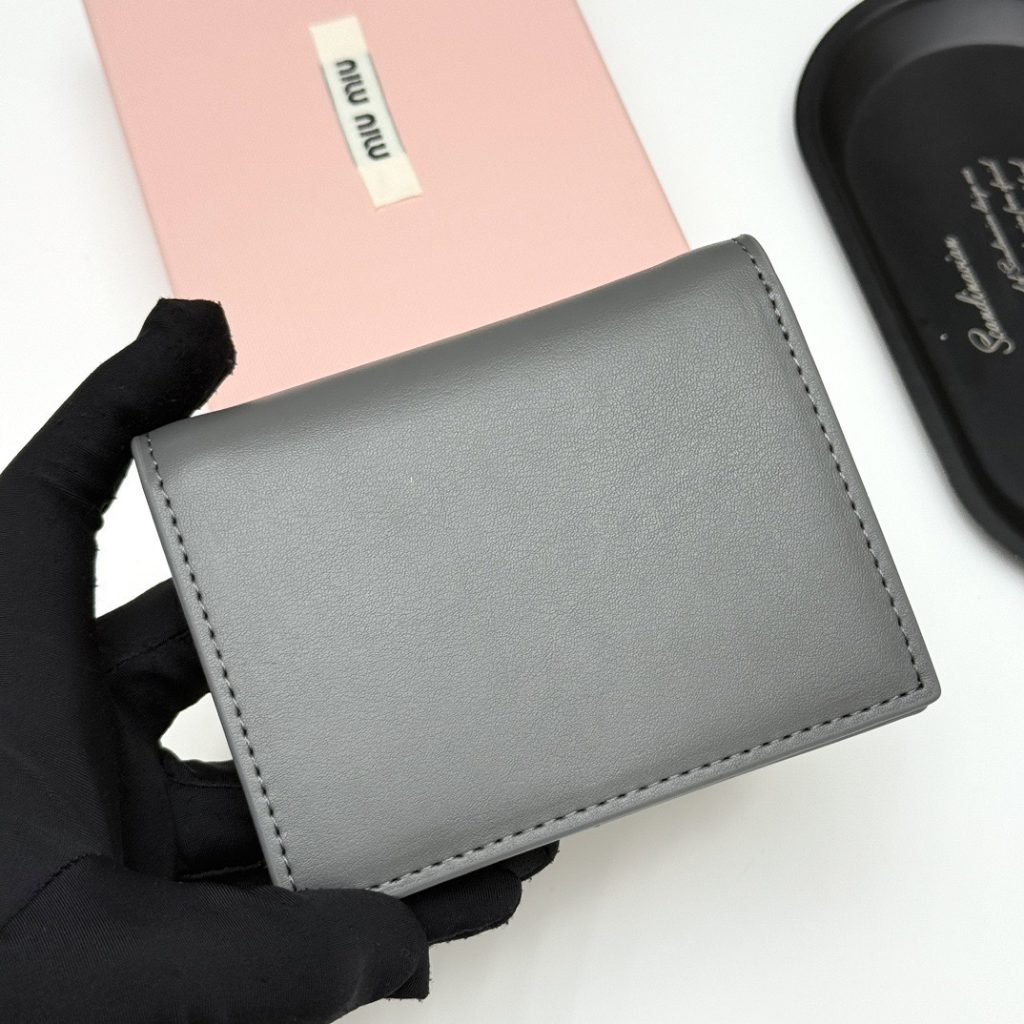 MIU MIU ミウミウ 財布 ミウミウ947 本革仕様 ファスナー 2つ折り 全4色展開 - 画像 4