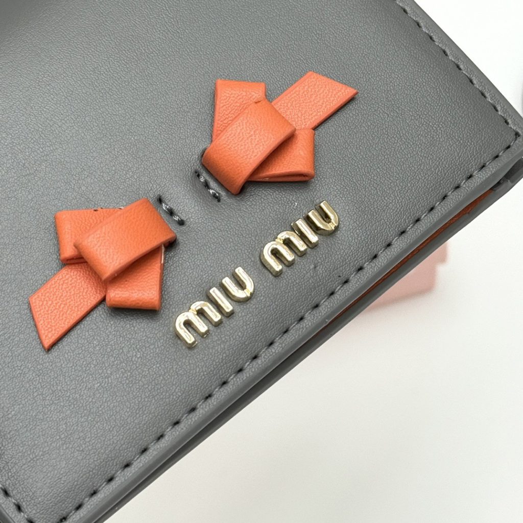 MIU MIU ミウミウ 財布 ミウミウ947 本革仕様 ファスナー 2つ折り 全4色展開 - 画像 6