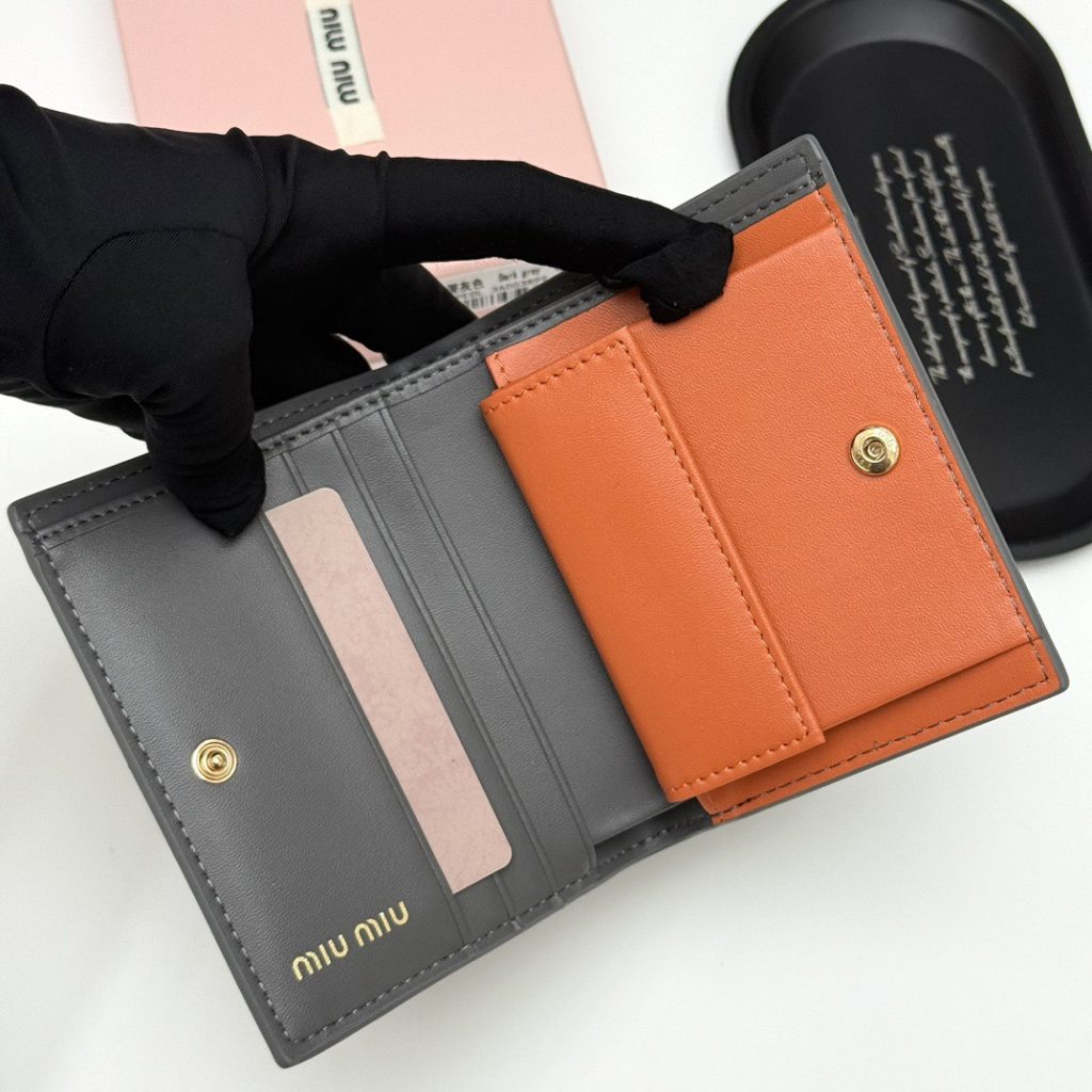 MIU ミウミウ 財布 ミウミウ947 本革仕様 ファスナー バッグ｜買い物の日に手元印象を購入前に比べる - 商品画像 1