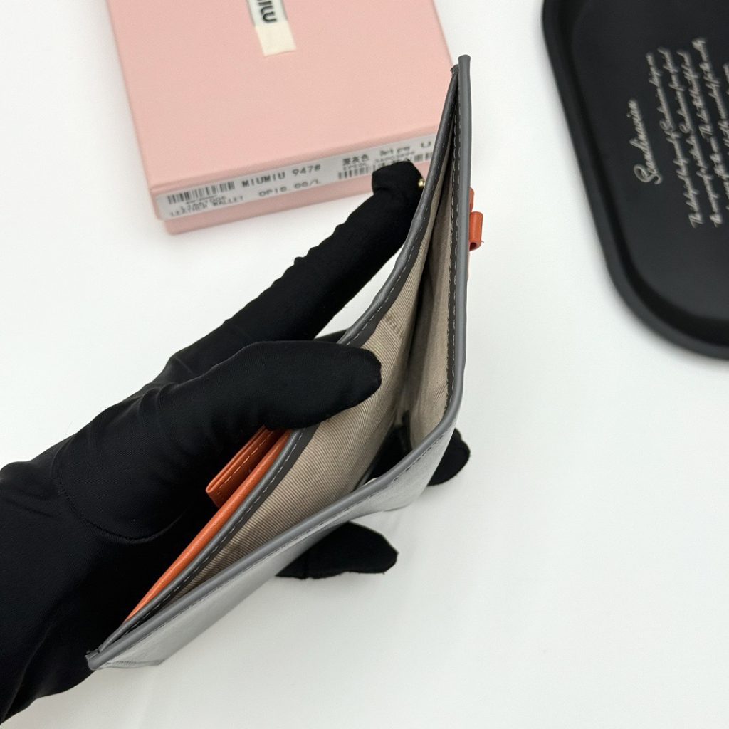 MIU ミウミウ 財布 ミウミウ947 本革仕様 ファスナー バッグ｜買い物の日に手元印象を購入前に比べる - 商品画像 2