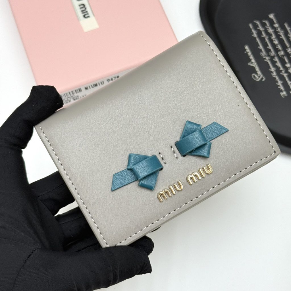 MIUMIU ミュウミュウ 折り財布 長方形 ファスナー 2つ折り 黒 ピンク 深灰色 浅灰色 全4色展開 - 画像 2