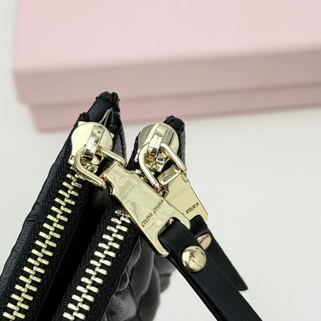 Miu Miu ミュウミュウ ポーチ 小銭入れ プチショルダー ブラック - 画像 7