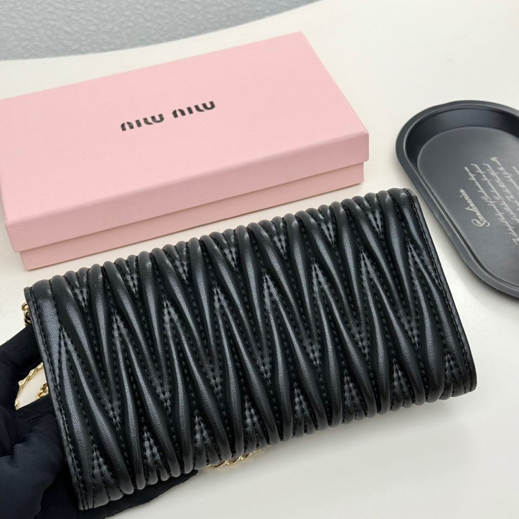 Miu Miu ミュウミュウ マイクロクラッチ ミニ チェーンショルダー ブラック - 画像 4