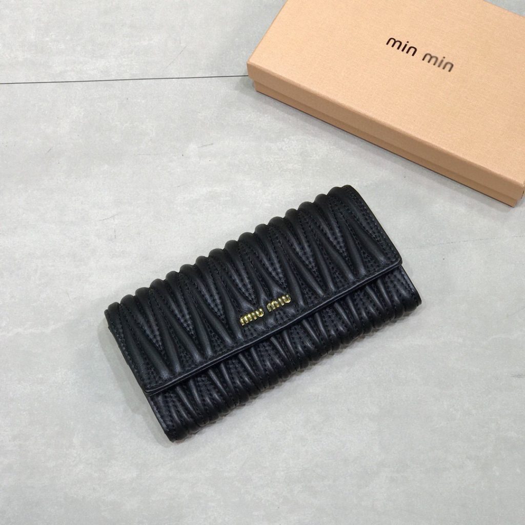 MIU MIU ミュウミュウ 長財布 プリーツデザイン 本革 19x10cm 黒 - 画像 3