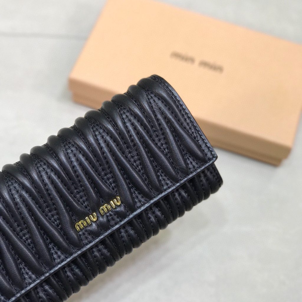 MIU MIU ミュウミュウ 長財布 プリーツデザイン 本革 19x10cm 黒 - 画像 6