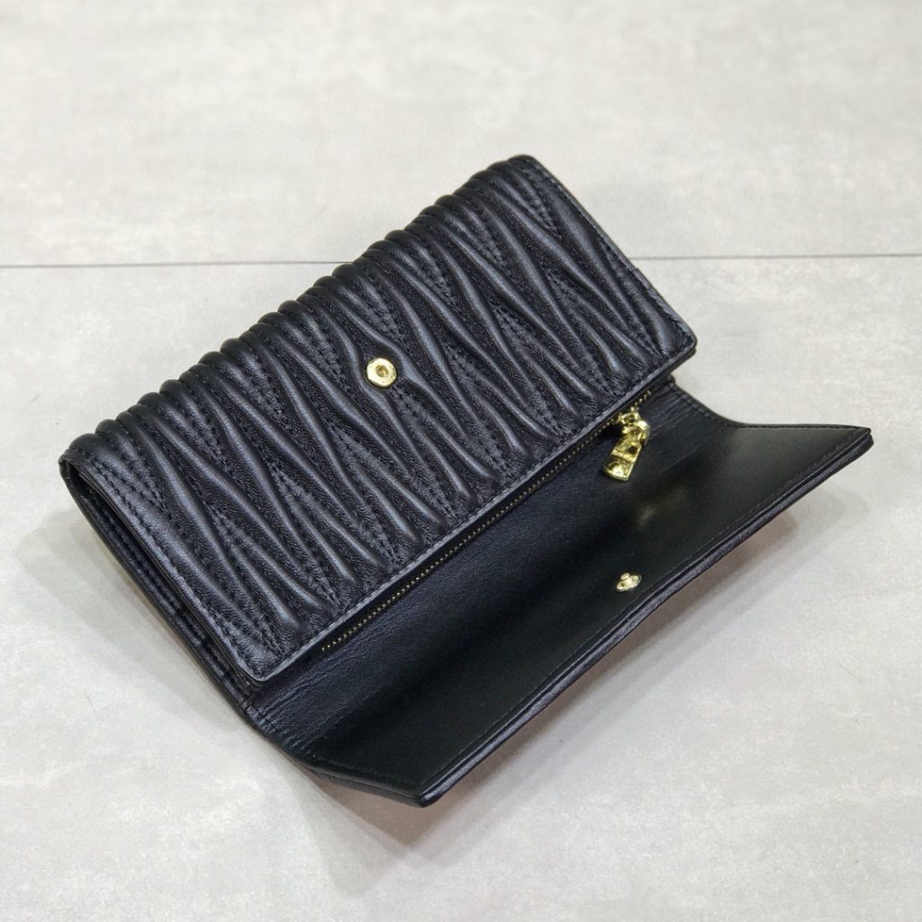 MIU MIU ミュウミュウ 長財布 プリーツデザイン 本革 19x10cm 黒 - 画像 7