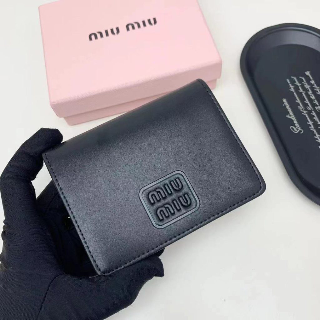 Miu Miu ミュウミュウ 折り財布 コンパクト 本革仕様 黒 - 画像 3