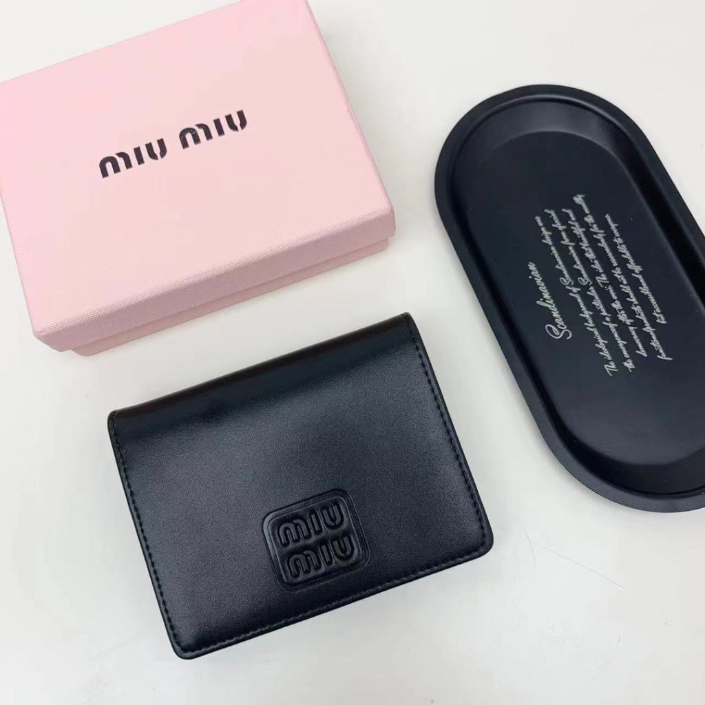 Miu Miu ミュウミュウ 折り財布 コンパクト 本革仕様 黒 - 画像 5