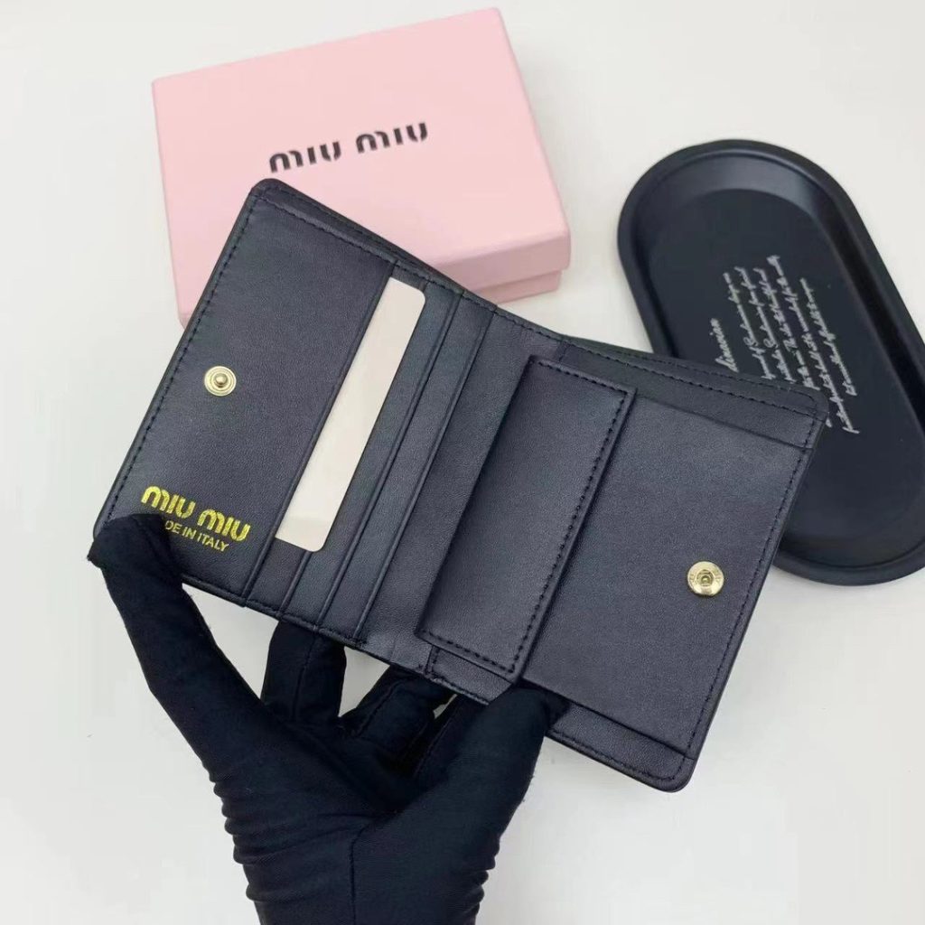 Miu Miu ミュウミュウ 折り財布 コンパクト 本革仕様 黒 - 画像 7