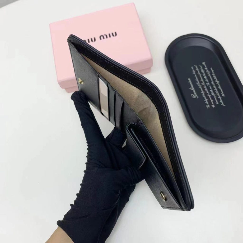 Miu Miu ミュウミュウ 折り財布 コンパクト 本革仕様 黒 - 画像 8