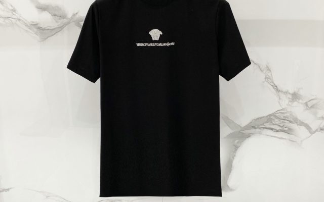 ユニセックス向けTシャツの選び方：黒とサイズ感