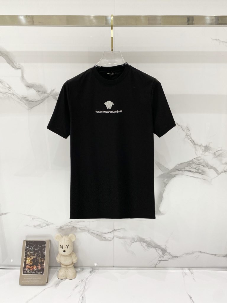 黒Tシャツのサイズ感と刺繍ロゴを写真で見る：休日の街歩きに合わせやすい一着