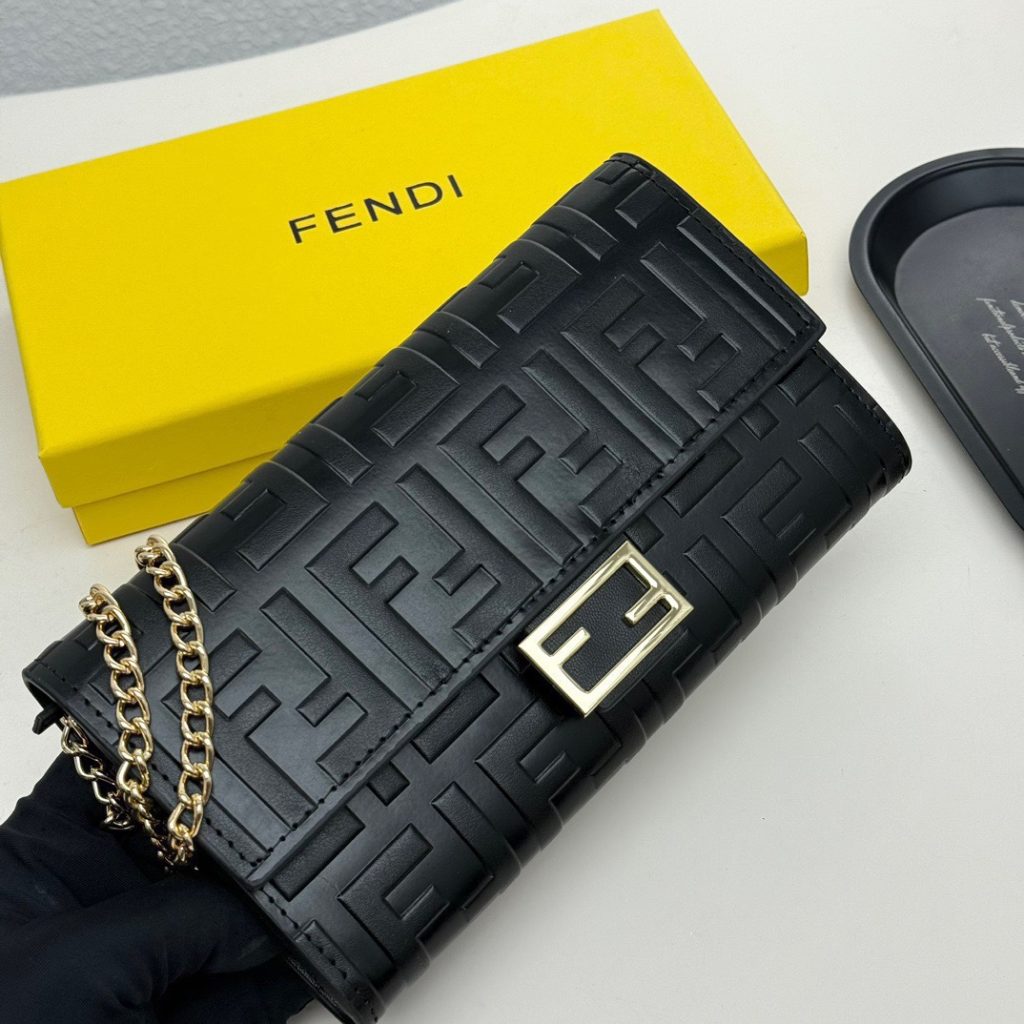 FENDI フェンディ コピー ミニショルダーバッグ ロゴ柄 本革 ゴールドチェーン ブラック - 画像 3