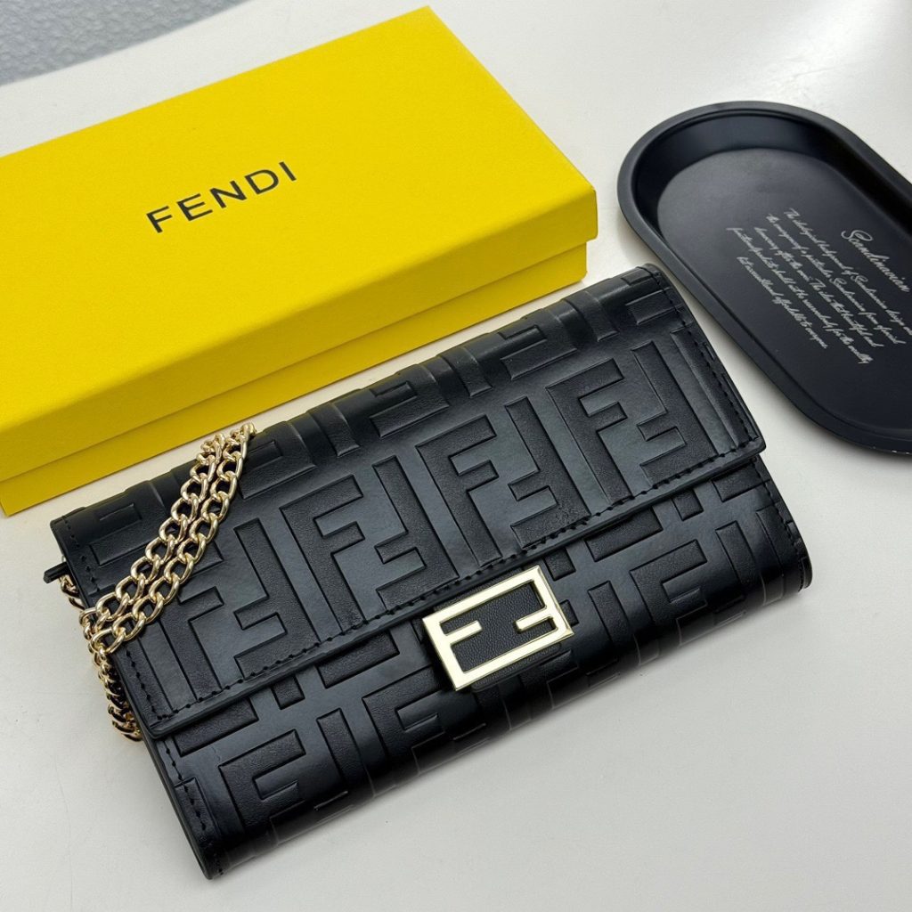 FENDI ミニショルダーバッグ コピー 黒 ロゴ柄 チェーン付き 19*10.5*3.5cm