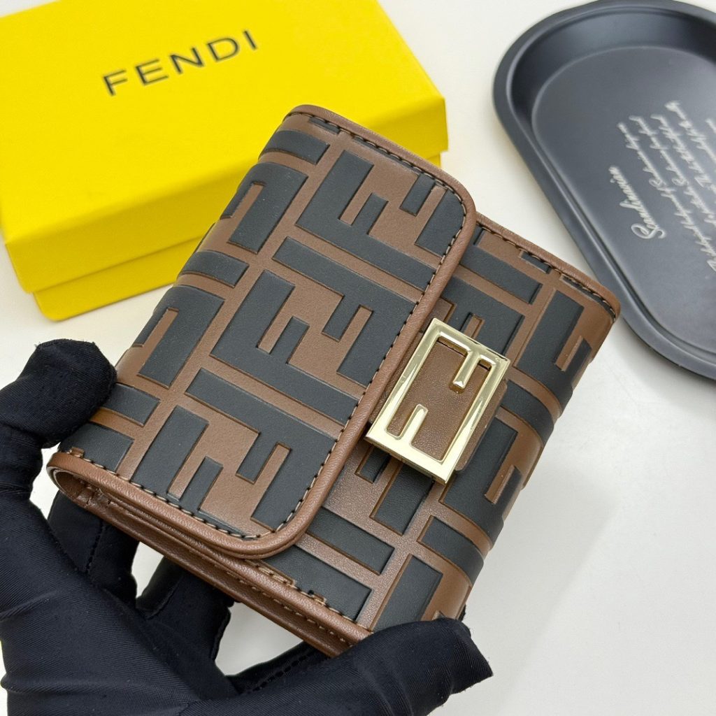 FENDI コピー ミニ財布 フェンディ ロゴ柄 チェーン付き 2WAY 斜め掛け ブラック ブラウン - 画像 2