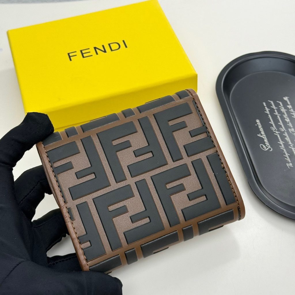 FENDI コピー ミニ財布 フェンディ ロゴ柄 チェーン付き 2WAY 斜め掛け ブラック ブラウン - 画像 3