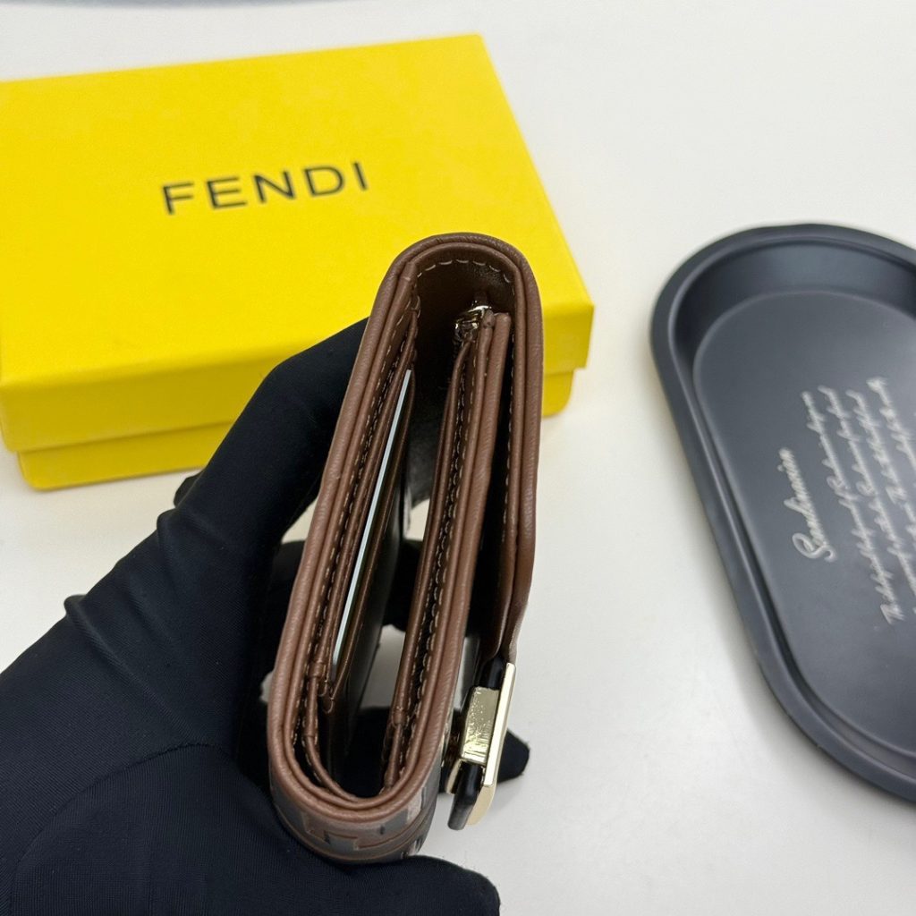 FENDI コピー ミニ財布 フェンディ ロゴ柄 チェーン付き 2WAY 斜め掛け ブラック ブラウン - 画像 5