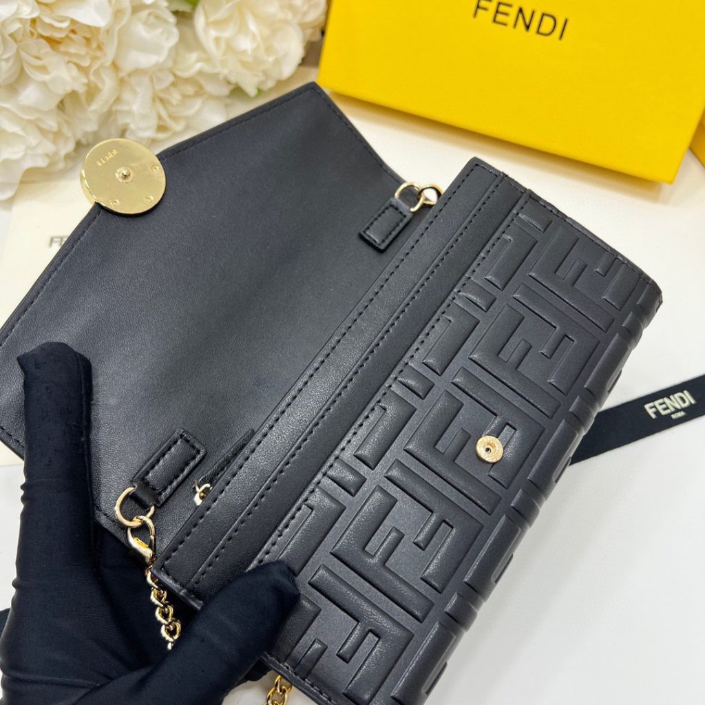 Fendi フェンディ ミニショルダーバッグ コピー ブランドロゴ チェーン付き 黒 - 画像 4