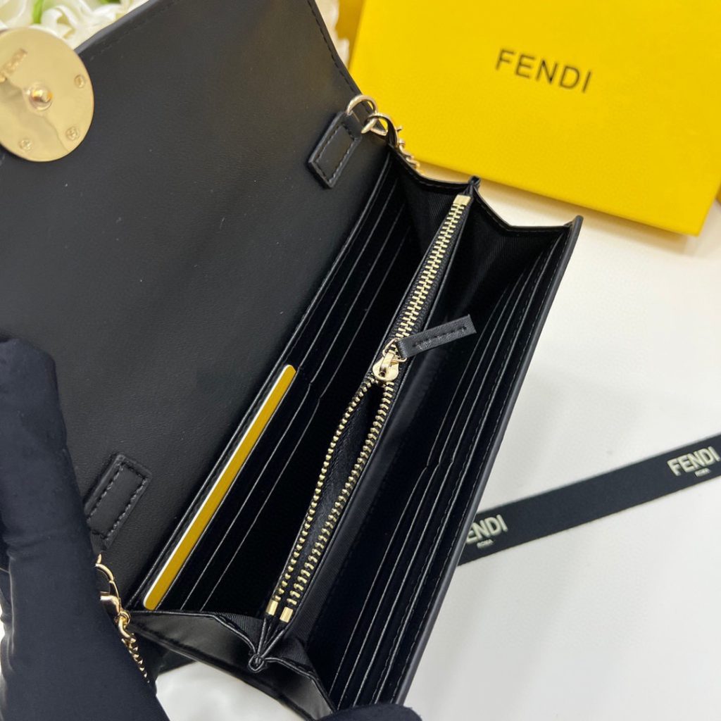 Fendi フェンディ ミニショルダーバッグ コピー ブランドロゴ チェーン付き 黒 - 画像 6