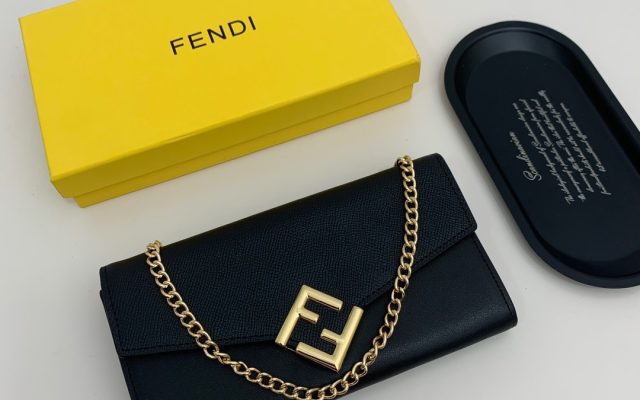 ユニセックスの節約買いに向くショルダーバッグか写真でチェック