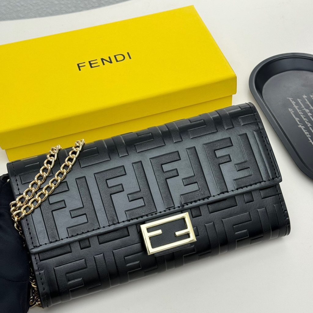 FENDI フェンディ コピー ミニショルダーバッグ ロゴ柄 本革仕様 黒 ブラック - 画像 2