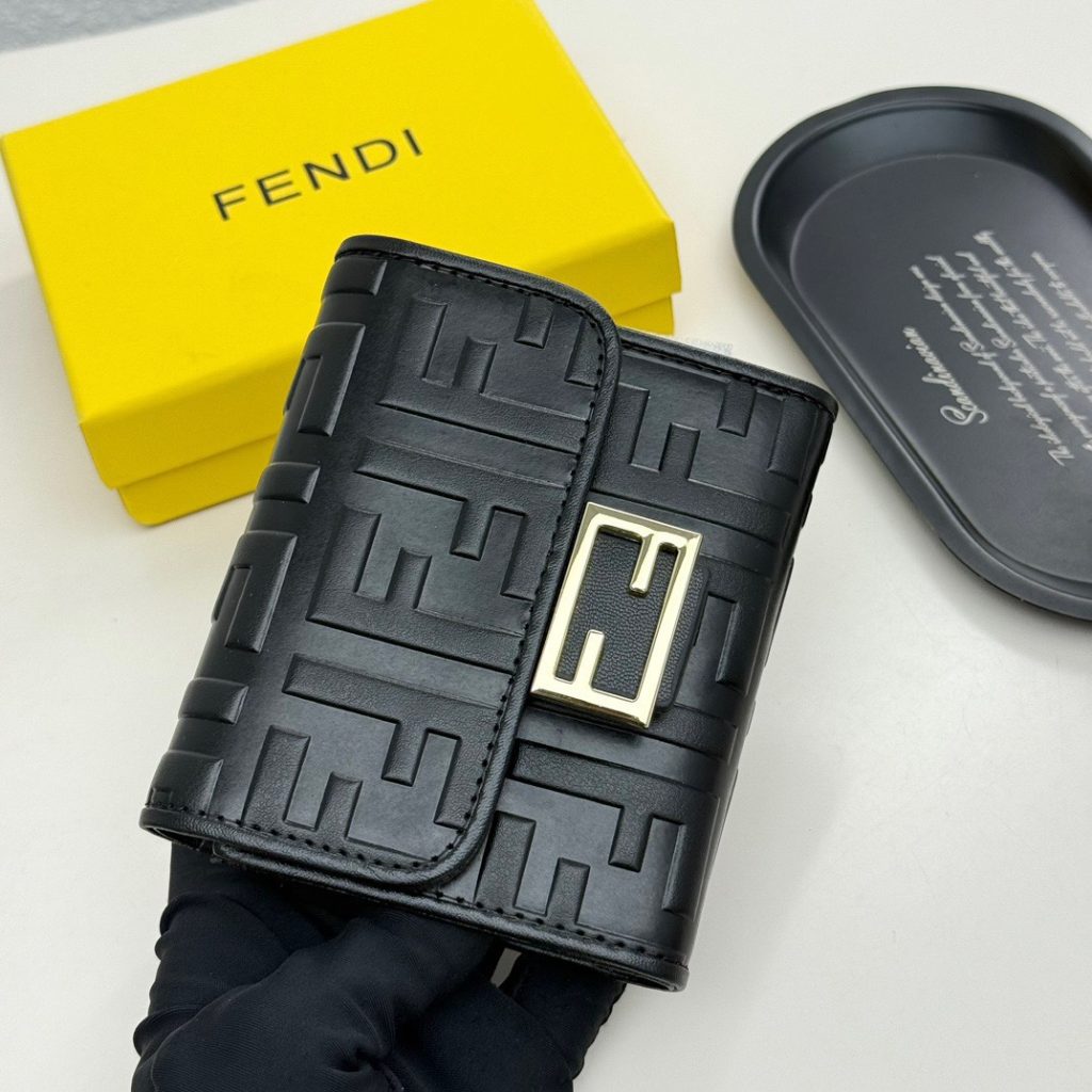FENDI コピー ミニ財布 フェンディ ロゴ柄 チェーン付き 黒 - 画像 3