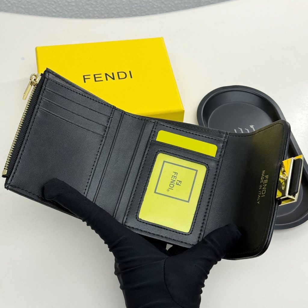 FENDI コピー ミニ財布 フェンディ ロゴ柄 チェーン付き 黒 - 画像 7