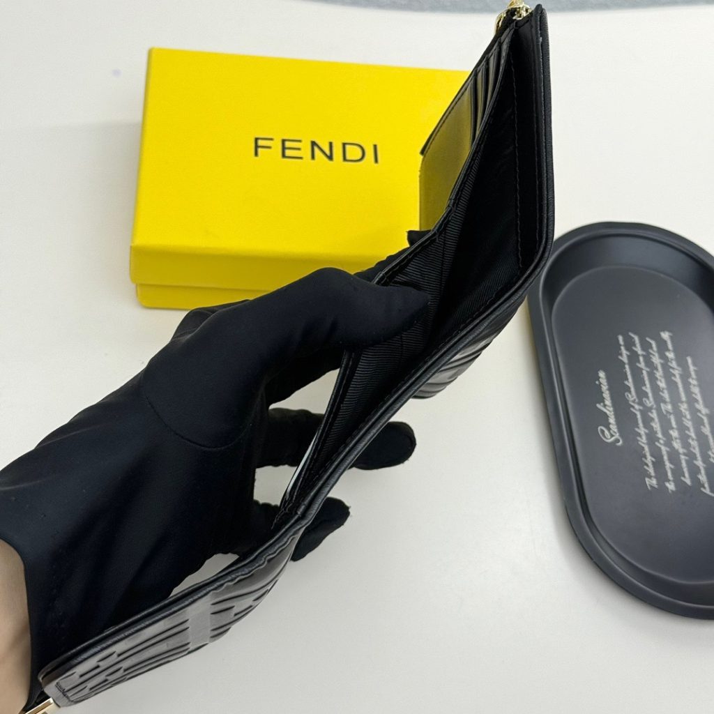 FENDI コピー ミニ財布 フェンディ ロゴ柄 チェーン付き 黒 - 画像 8
