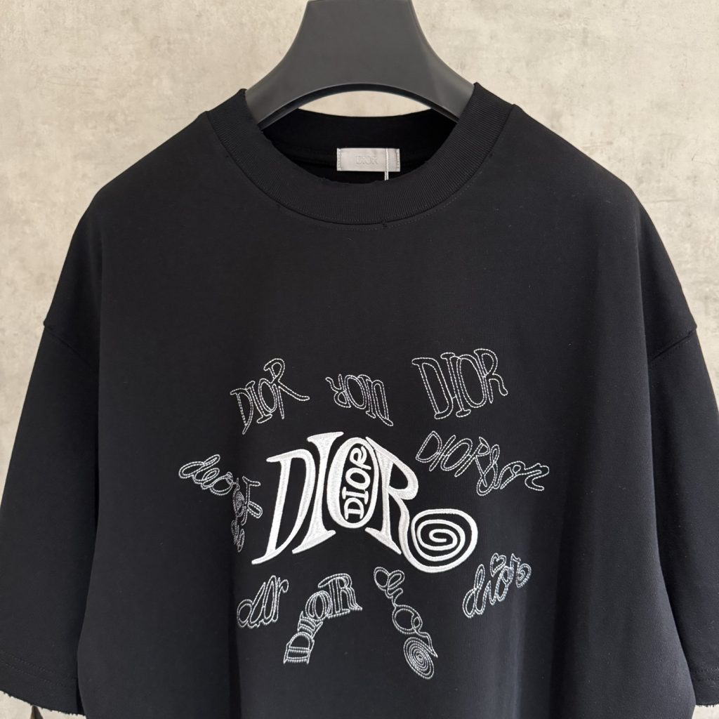 Dior コピー 半袖Tシャツ ロゴ刺繍 フロント立体刺繍 リブネック ブラック - 画像 3