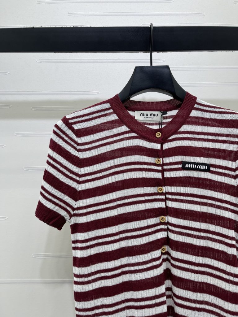 Miu Miu ニット Tシャツ コピー striped 半開襟 ロゴパッチ レディース レッド - 画像 3