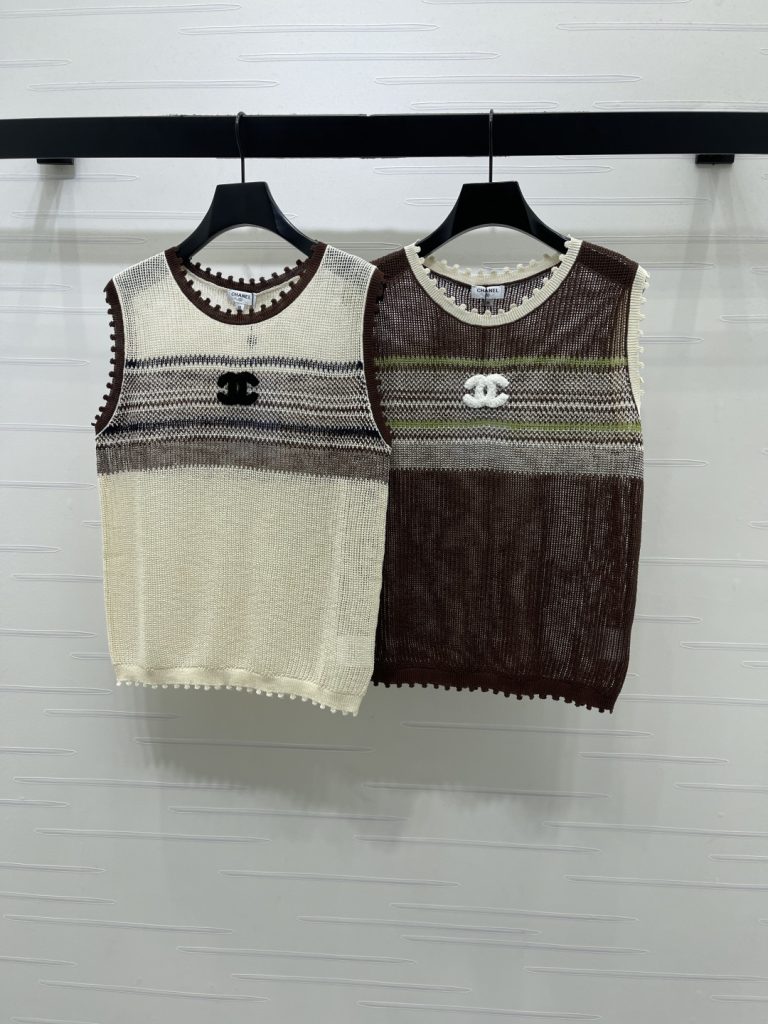 夜のお出かけに映える、CHANELロゴニットベストの魅力を徹底解説