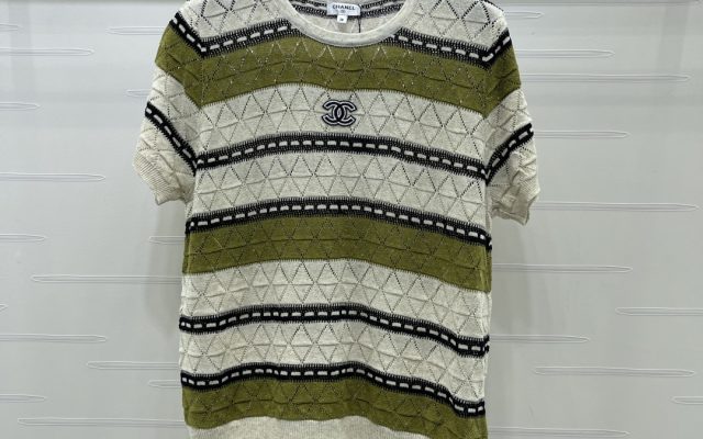 CHANEL コピー ニット Tシャツ ロゴ入り レディース オフホワイト グリーン ミニロゴ ラインストーン デザイン 通勤
