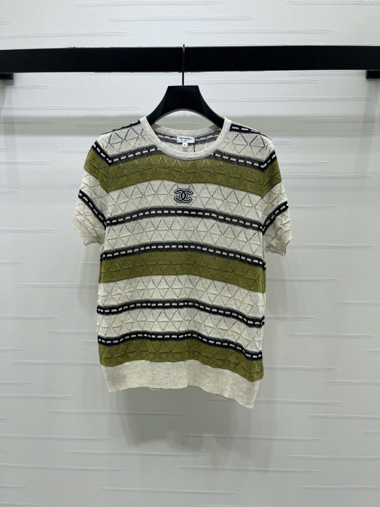 CHANEL コピー ニット Tシャツ ロゴ入り レディース オフホワイト グリーン ミニロゴ ラインストーン デザイン 通勤
