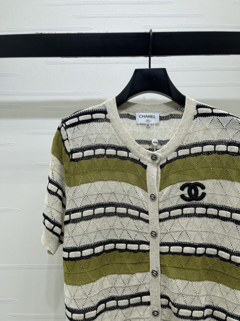 CHANEL コピー ニットカーディガン ロゴ ミニ丈 ショルダーデザイン 通気性 軽量 レディース グリーン - 画像 3