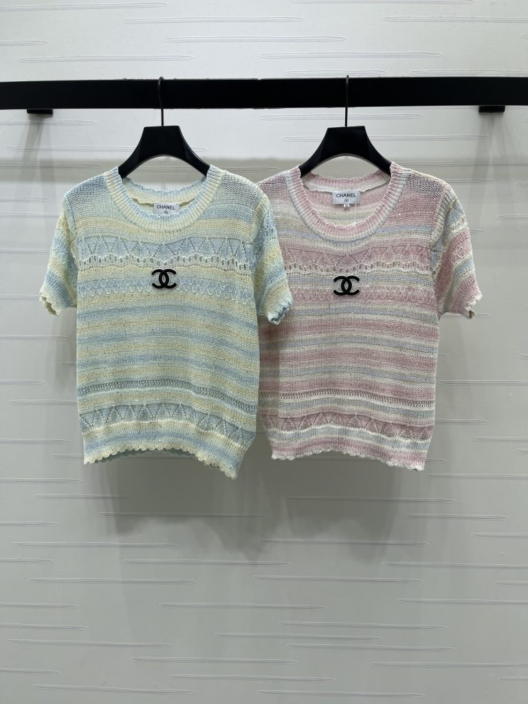 休日の街歩きに映える、淡いピンクとブルーのニットTシャツ