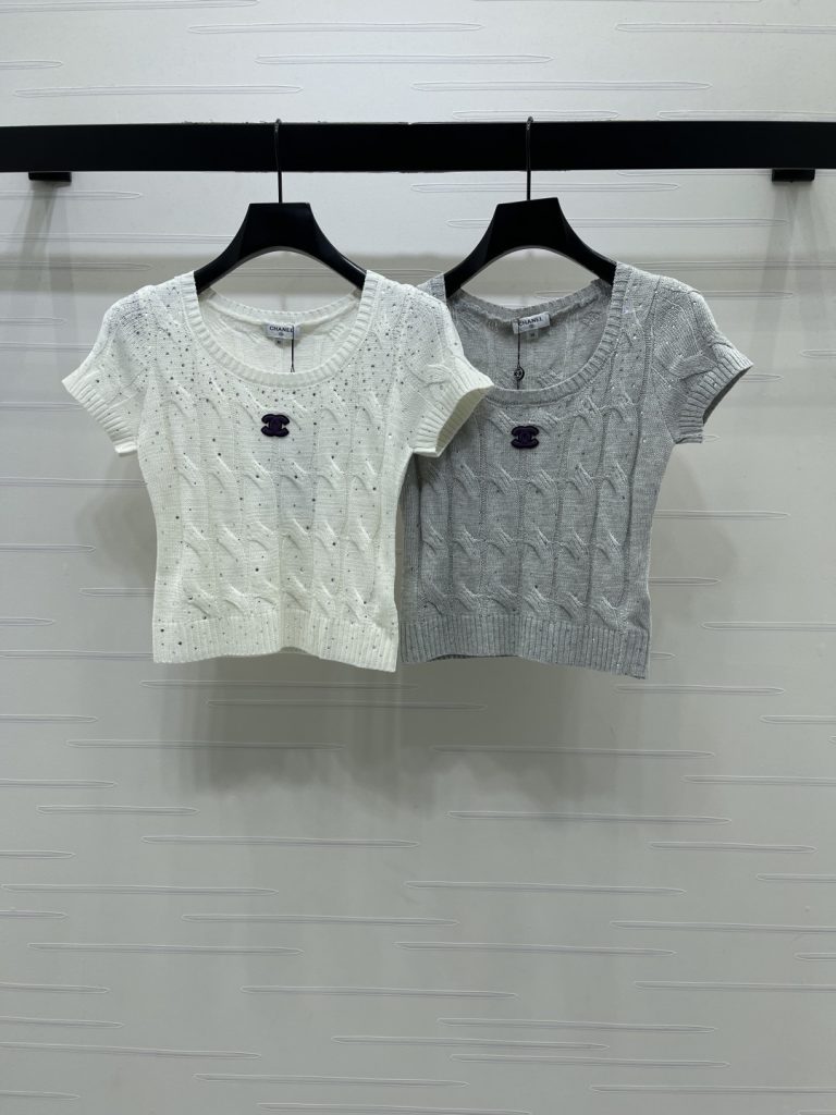 CHANEL ニット Tシャツ コピー 短袖 ロゴ チェーン柄 絞り加工 プリント シルエット ストレート 無地 シルバー ホワイト 全2色 - 画像 1