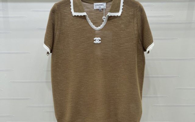 CHANEL ニット Tシャツ コピー フロントVネック ロゴ ポロ風 カーキ ホワイト 細身シルエット - 画像 1