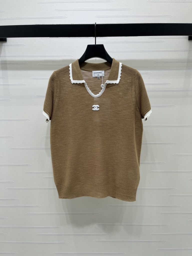 CHANEL ニット Tシャツ コピー フロントVネック ロゴ ポロ風 カーキ ホワイト 細身シルエット - 画像 1